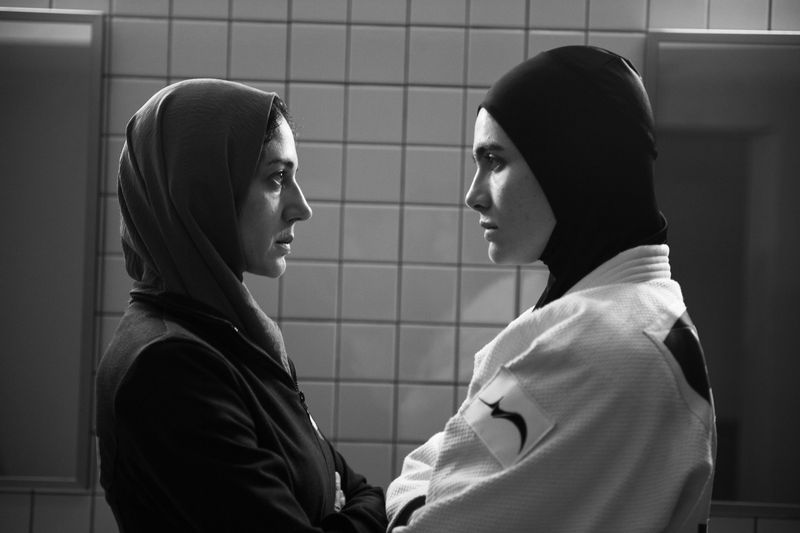 政府から棄権を命じられたイラン人柔道選手　闘い続けることを決意し控室で座り込む姿　「TATAMI」場面写真