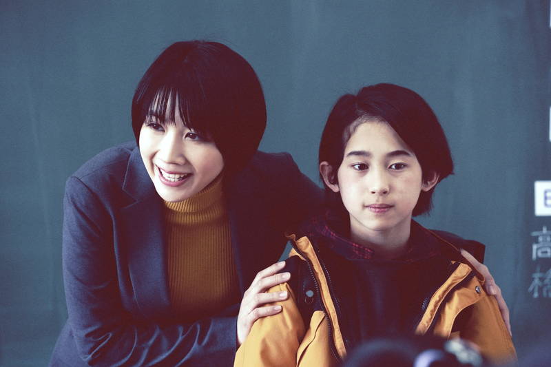 相葉雅紀、手にした懐中電灯で照らす“なにか”を見て驚く姿 「“それ”がいる森」場面写真