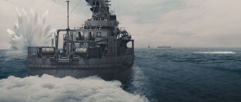 双眼鏡を手に士官たちへ指示を出す竹野内豊　必至に敵艦に立ち向かう玉木宏　「雪風 YUKIKAZE」場面写真