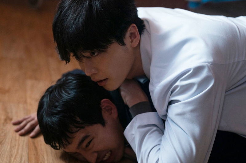 イ・ジョンソクが白い制服姿で格闘　ほおには傷　狂気に満ちた天才爆弾魔演じる　「デシベル」場面写真