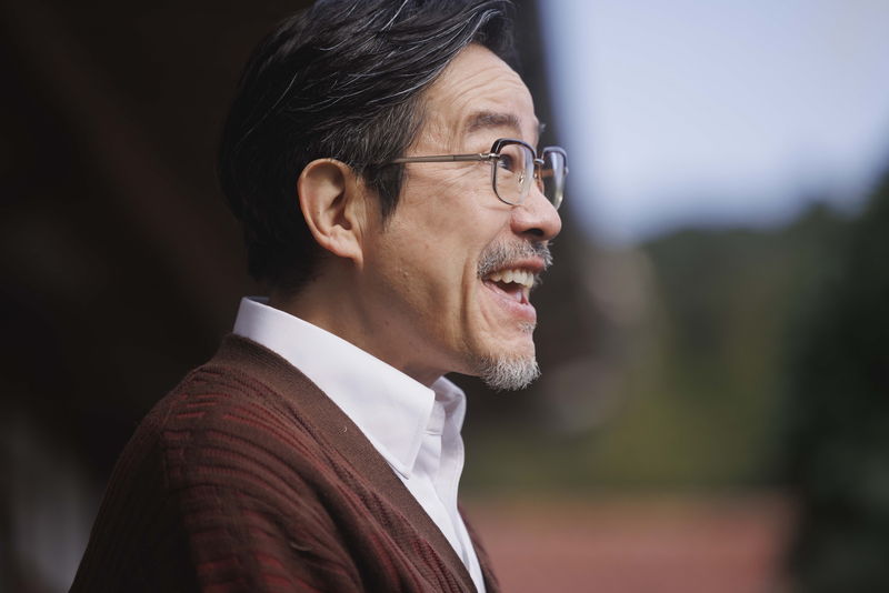 深川麻衣と若葉竜也が暗く沈んだ表情　襲い掛かる“ムラの掟”　「嗤う蟲」場面写真