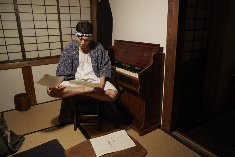 中村橋之助＝中山晋平　一心不乱な作曲風景　「シンペイ 歌こそすべて」ポスター＆場面写真