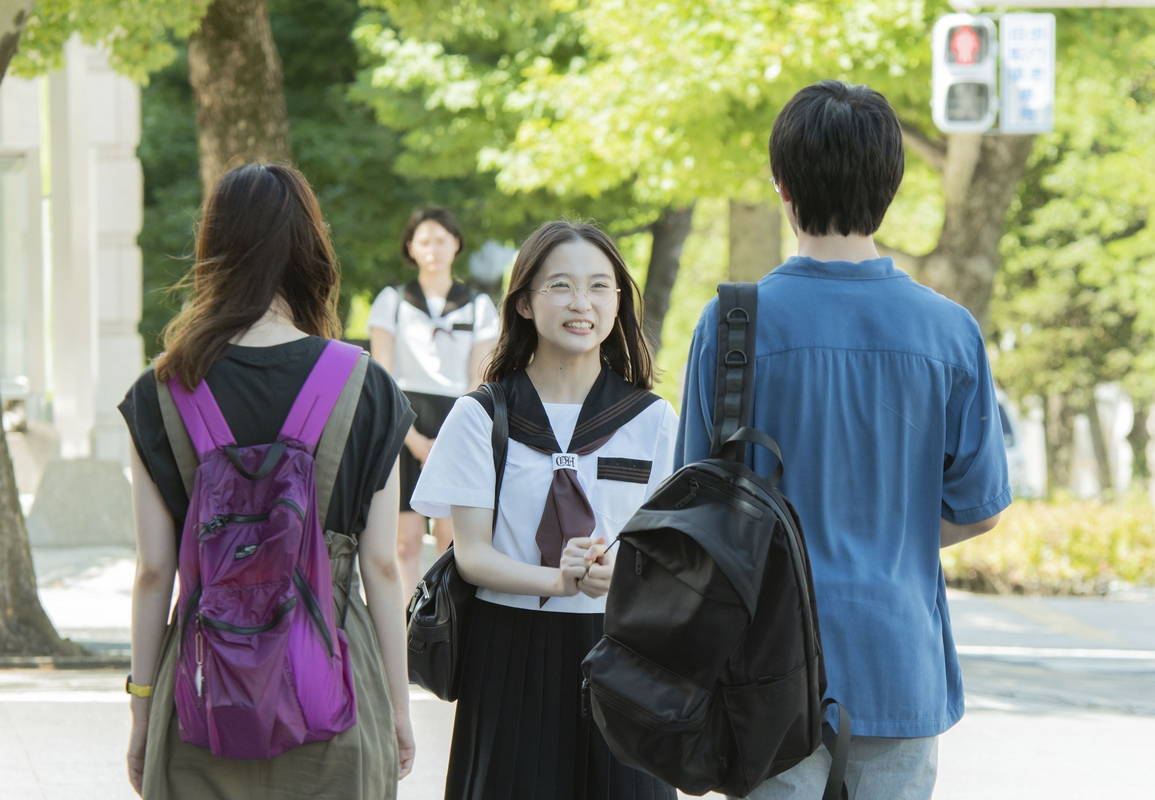 伊東蒼 眼鏡をかけたセーラー服姿 恋を語る新たな顔見せる 「恋は光」場面写真