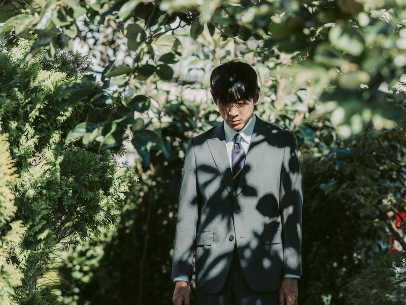 江口のりこ　先に眠りについた小泉孝太郎の手を切ない表情で触れる姿　「愛に乱暴」場面写真