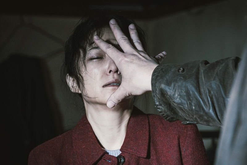 佐藤二朗が体現する未曽有の怪物　べっとりと血痕の付着した凶器を掲げる姿　「名無し」ポスター