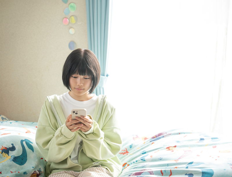 鈴木愛理　布団にくるまる“子供部屋おばさん”姿も　「ただいまって言える場所」ビジュアル