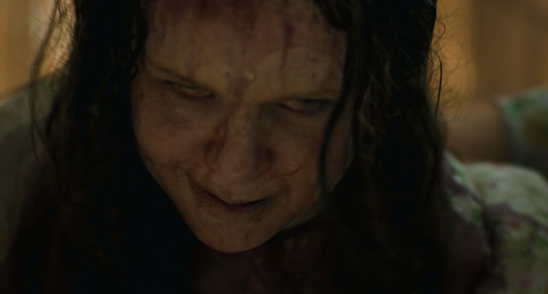 悪魔に取りつかれた2人の少女　悪魔祓い真っただ中のカットも　「エクソシスト 信じる者」場面写真