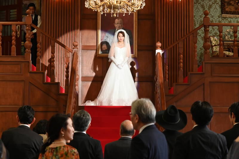 広瀬アリスがウエディングドレス姿　肖像画の前で貫禄たっぷりの笑福亭鶴瓶も　映画「七人の秘書」場面写真