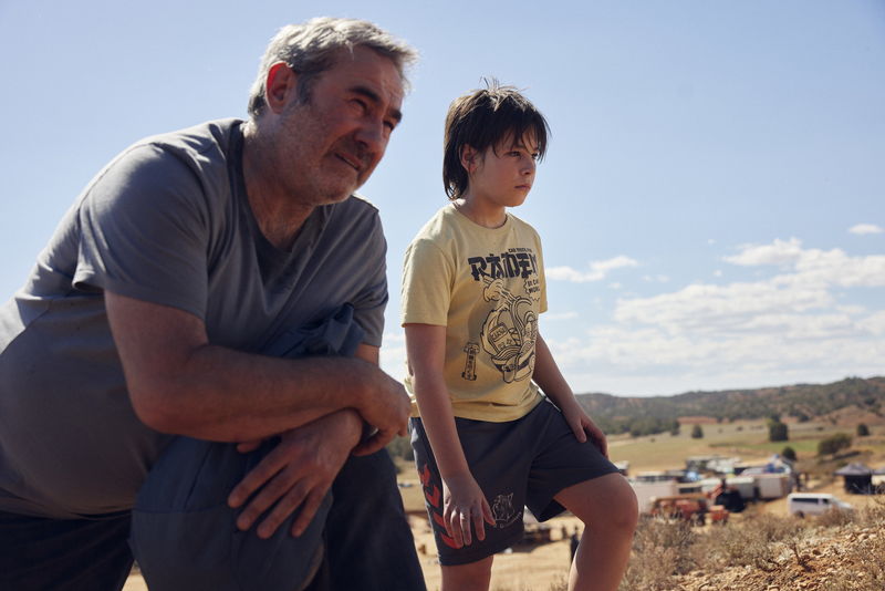 失踪した娘を探すため、砂漠のレイブパーティに参加する父と息子　「シラート」公開決定