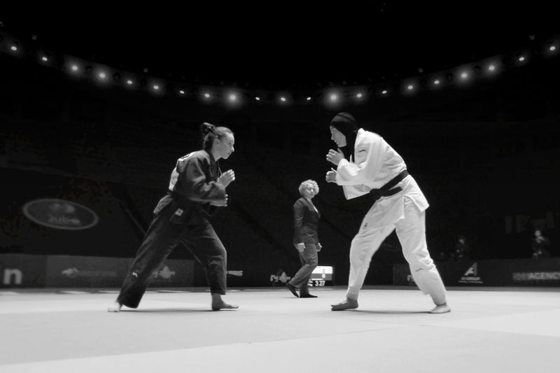 政府から棄権を命じられたイラン人柔道選手　闘い続けることを決意し控室で座り込む姿　「TATAMI」場面写真