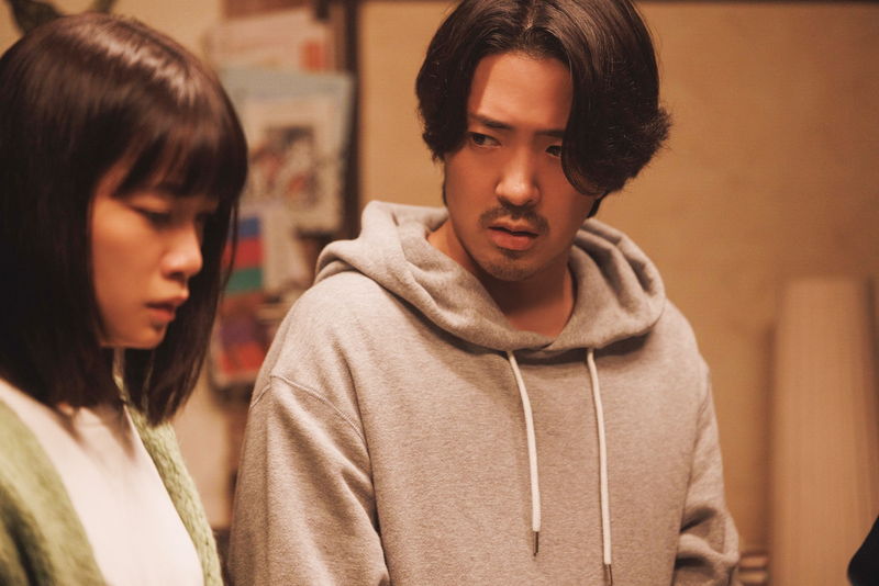 深川麻衣と若葉竜也が暗く沈んだ表情　襲い掛かる“ムラの掟”　「嗤う蟲」場面写真