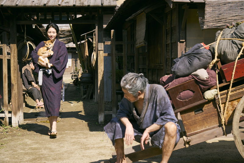 長澤まさみ　寝転んで一点を見つめる物憂げな姿　飴を片手に屈託のない笑みも　「おーい、応為」場面写真