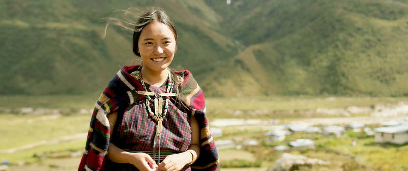 秘境の山に響き渡る伝統歌“ヤクに捧げる歌”　歌う女性に教えを乞う教師　「ブータン 山の教室」本編映像
