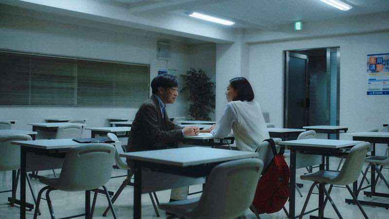 香川照之　不安にも必死にも見える表情で窓ガラスをホースで清掃する姿　「災 劇場版」場面写真