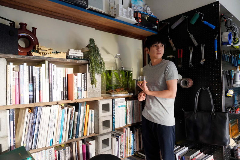 二宮和也　手作りの模型や手描きのイラストにこだわるデザイナー姿　「アナログ」場面写真