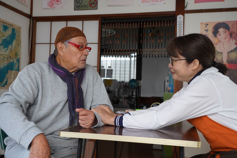 70代のモロボシ・ダン？　赤縁メガネをかけて「デュワ～」　「それいけ！ゲートボールさくら組」本編映像