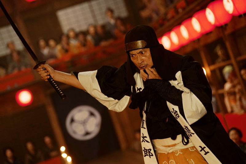 柄本佑が演じるあだ討ちの真相を追う田舎侍 渡辺謙の重く含みのある姿も 「木挽町のあだ討ち」場面写真