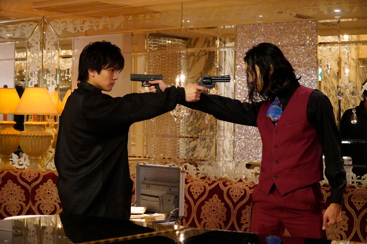 岩田剛典と金子ノブアキ　フェイスガード姿でリハ　ドラマ版「名も無き世界のエンドロール」メイキング