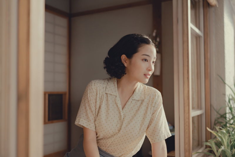 広瀬すず 松下洸平との朝のひと時 ひとりになって目にしたものとは 「遠い山なみの光」本編映像