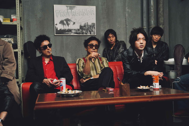 峯田和伸・若葉竜也・吉岡里帆　自主制作レコードを誇らしく見る姿　「ストリート・キングダム」場面写真