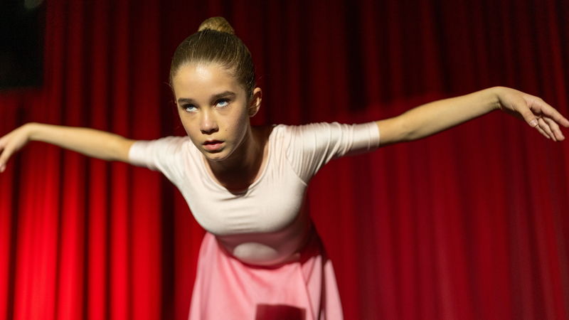 少女は踊る吸血鬼　あどけない笑顔を浮かべ、華麗に踊りながら迫る　「アビゲイル」公開決定