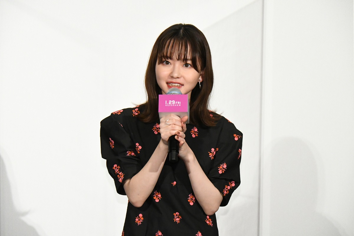 山田杏奈　20歳を岩田剛典＆新田真剣佑からお祝い　笑顔で大喜び　「名も無き世界のエンドロール」完成イベント