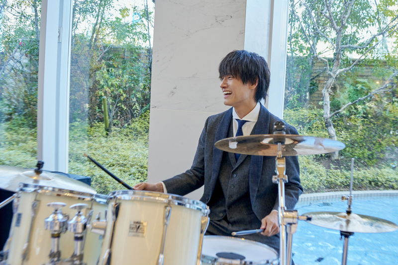 佐野晶哉　練習ゼロのほぼアドリブで挑んだドラム演奏シーン　「明日を綴る写真館」場面写真