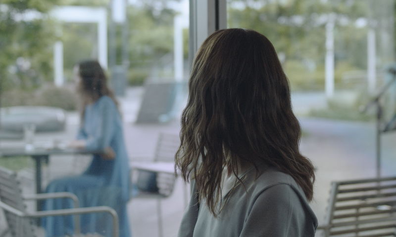 現代社会に潜む甘い罠と不安の渦の中で自分を見失っていく女性を描く　「STRANGERS」本編冒頭映像