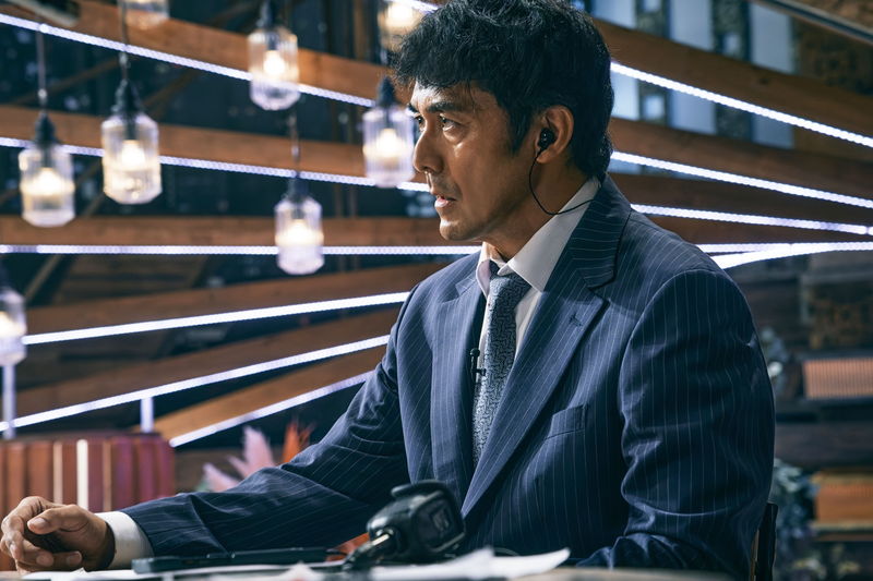 阿部寛　爆破犯に一歩も引かない真剣なまなざし　初のキャスター役　「ショウタイムセブン」場面写真