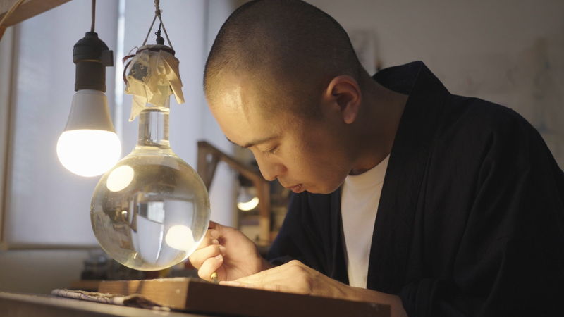 筆などを使わず手で直接キャンバスに描く　ロッカクアヤコと浮世絵職人のコラボ　「バレンと小刀」本編映像