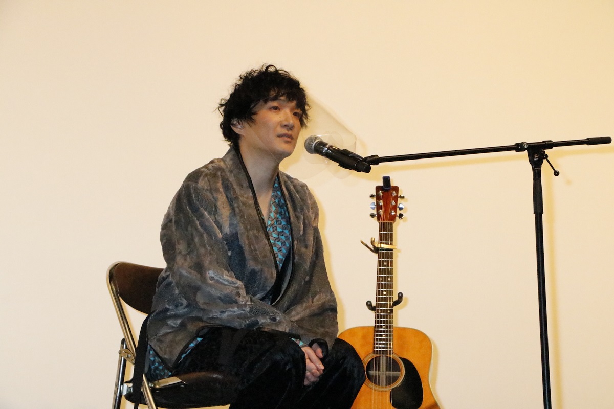 石崎ひゅーい　「アンダードッグ」主題歌弾き語りで感動呼ぶ　イメージは「青い炎」と「コンクリートの間に咲く花」