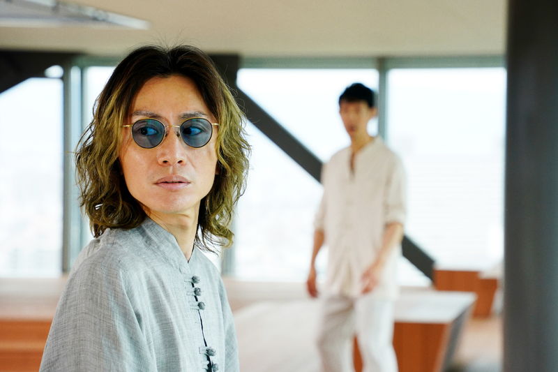 笑顔の佐々木蔵之介　はかなげな安田章大　陶芸家VS波動アーティスト　「嘘八百　なにわ夢の陣」場面写真