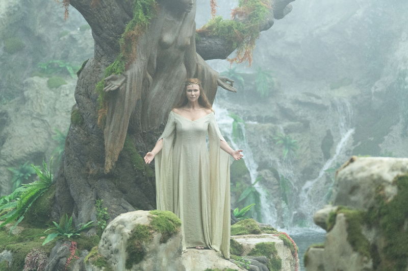 銀のビキニアーマーをまとった女戦士　激闘に身を投じる姿　「レッド・ソニア／反逆の剣」場面写真