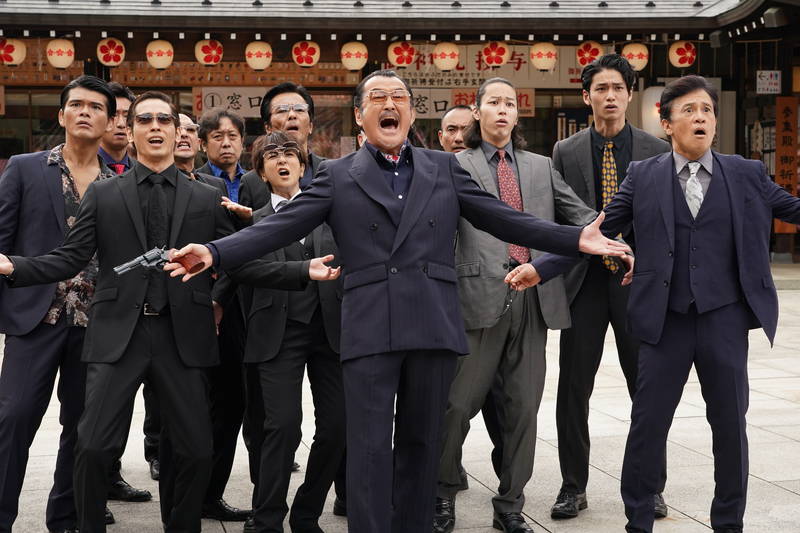 玉木宏　ネギ争奪戦を制して得意げな表情　極道の外見＆エプロン姿で　映画版「極主夫道」場面写真