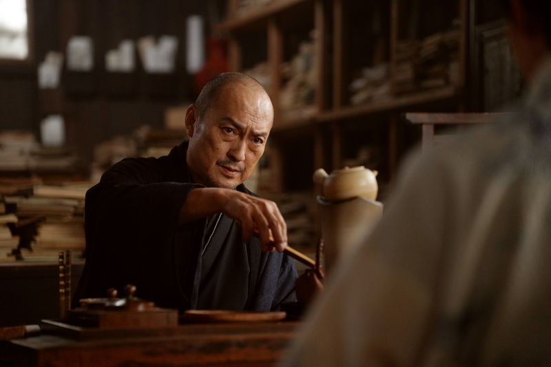 柄本佑が演じるあだ討ちの真相を追う田舎侍 渡辺謙の重く含みのある姿も 「木挽町のあだ討ち」場面写真