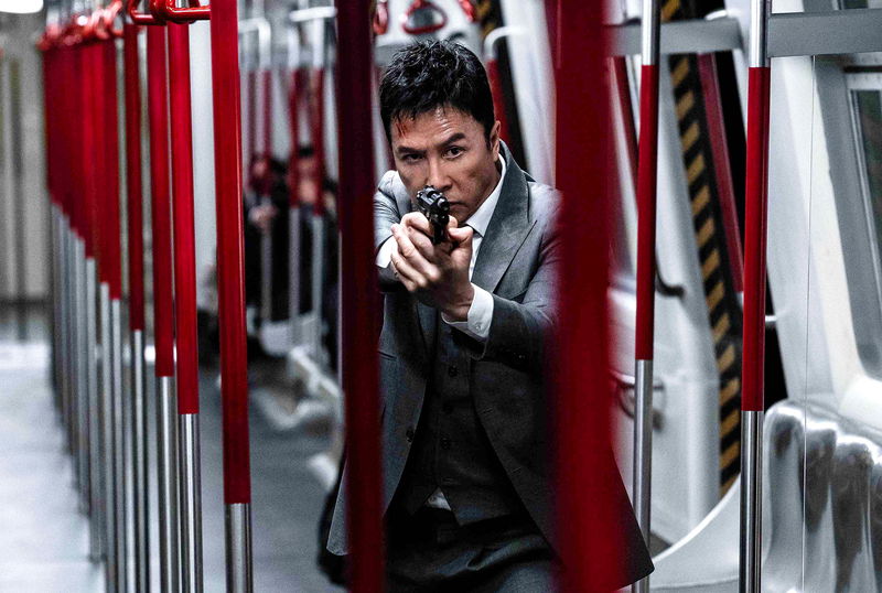 ドニー・イェン 銃を構えて鋭い眼光 英国式ウィッグをつけた検察官姿も 「プロセキューター」場面写真