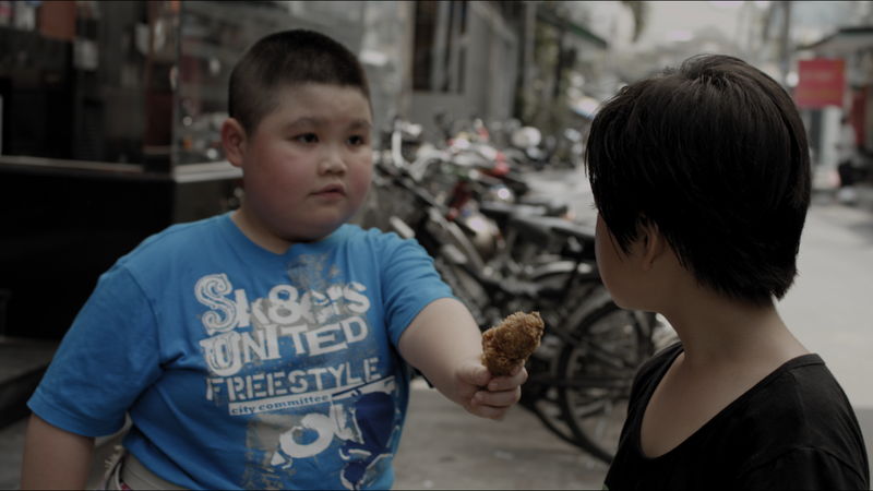 切断された手をパクつこうとする無垢な笑顔の子供　ベトナム本国で上映禁止ホラー　「Kfc」場面写真