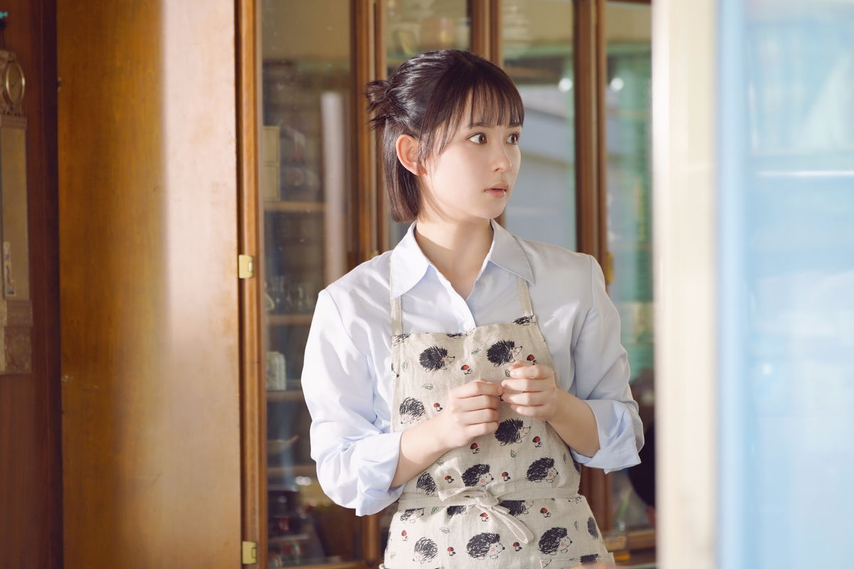 畑芽育が作間龍斗にギョーザを”あーん”　家事に奮闘する姿も　「うちの弟どもがすみません」場面写真