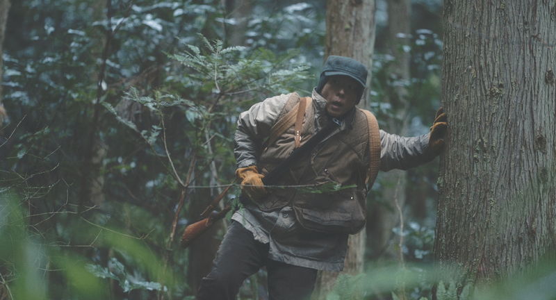高橋一生＆黒崎煌代が森でさまよう姿　謎の女を演じる蒼戸虹子も　「脛擦りの森」場面写真