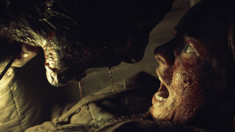 木の根へとつなぎとめられた“処刑椅子”に拘束される少女 「ヴィレッジ 声帯切村」場面写真