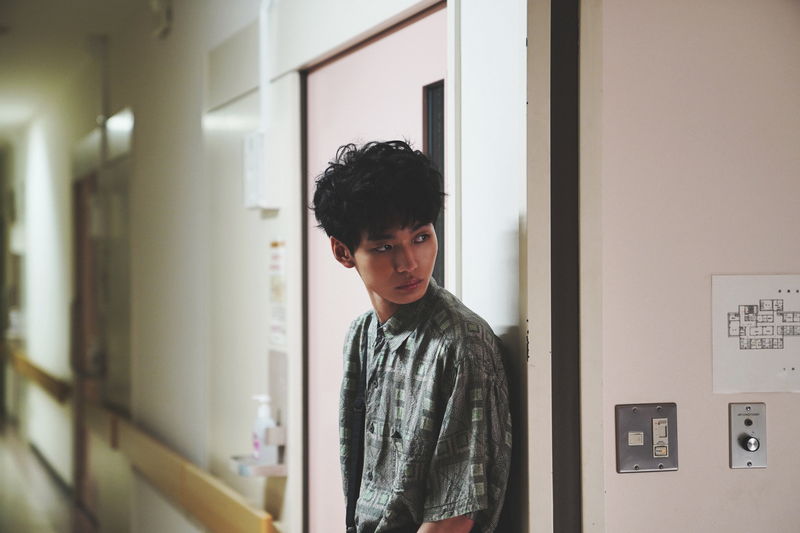 青木柚、アロマンティックな男性に　見上愛と親友役　「不死身ラヴァーズ」場面写真