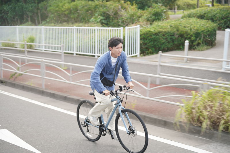 自転車を力強くこぐ長尾謙杜　試すような冷たさにじむまなざしの山田杏奈　「恋に至る病」場面写真