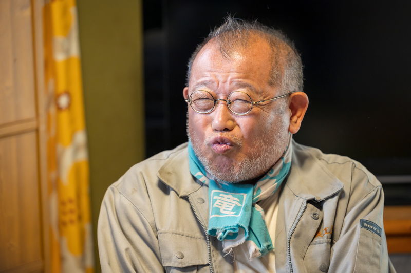 笑福亭鶴瓶　愛あふれるキス顔　モテモテ65歳役　「あまろっく」場面写真