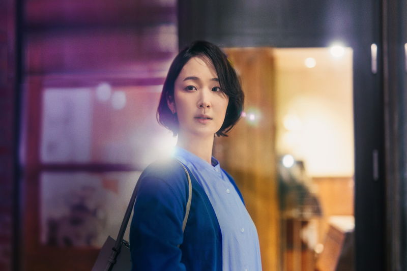 黒木華と藤間爽子がスマホを見ながら楽しそうに話す姿　心でつながる人々　「アイミタガイ」場面写真