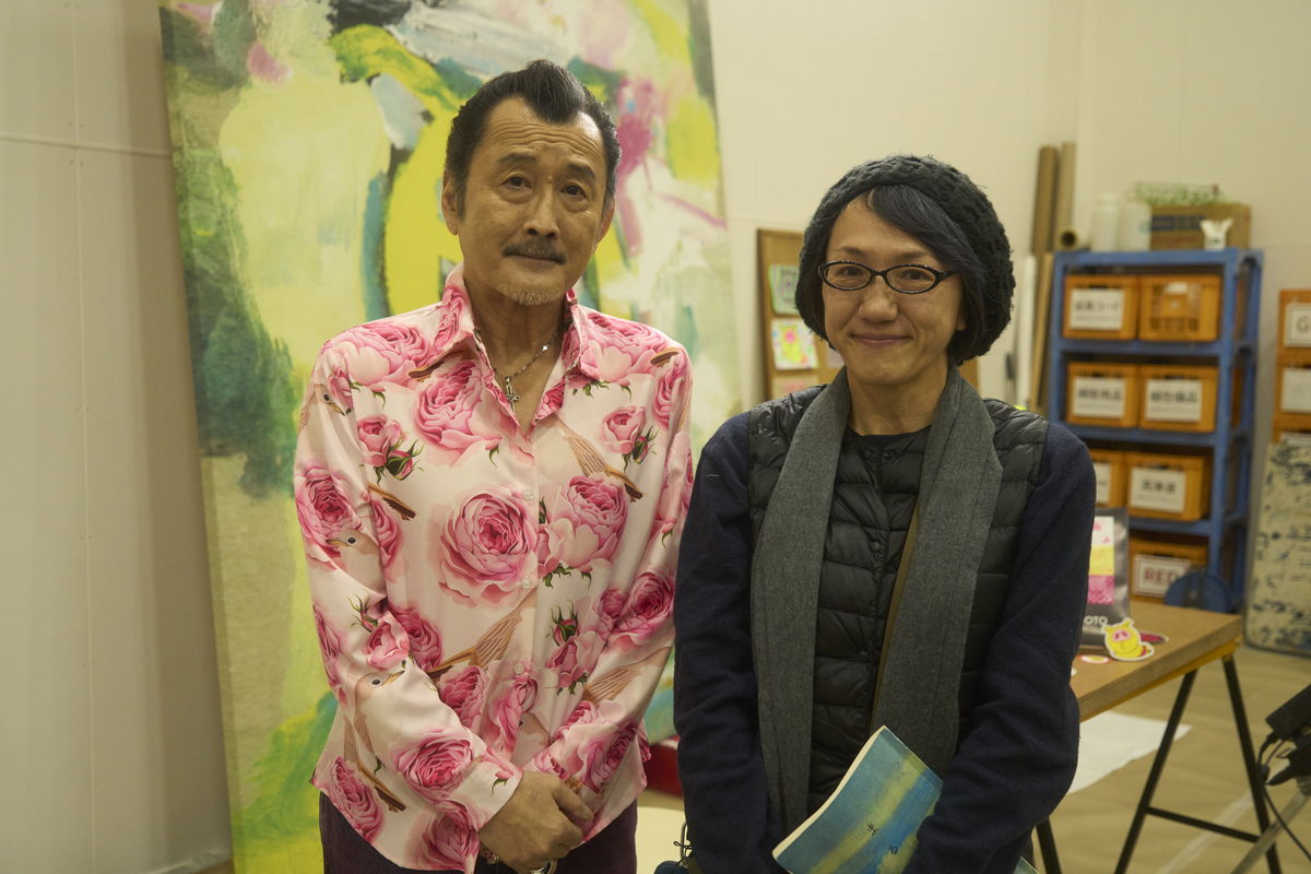 堂本剛、大きな絵を前にして笑顔　吉岡里帆・吉田鋼太郎・戸塚純貴の姿も　映画「まる」メイキング写真