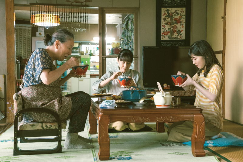 伊藤沙莉、富田靖子、高畑淳子が子、母、祖母に 家族で囲む沖縄の朝食風景 「風のマジム」本編映像