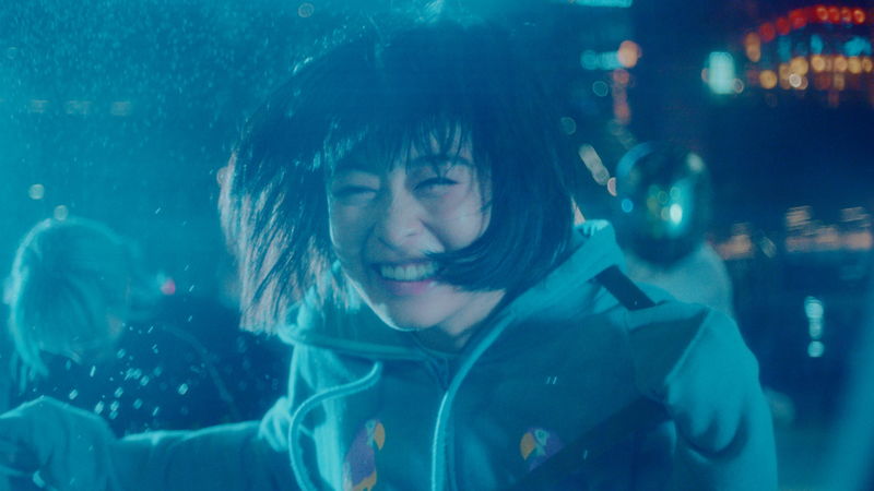 森七菜　歌舞伎町を背景に一人たたずむ姿　満面の笑顔で仲間とともにはしゃぐ様子も　「炎上」場面写真