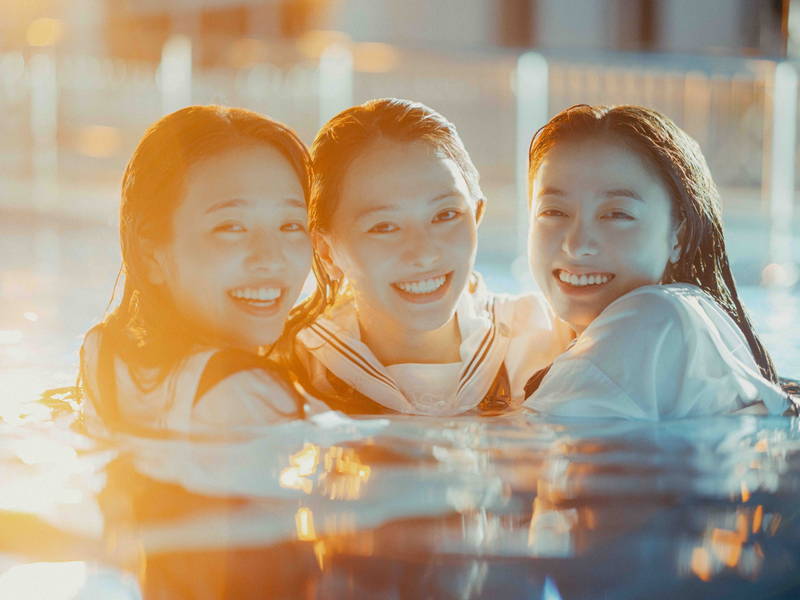 橋本環奈、山本舞香、横田真悠がすっぴんで熱演　「カラダ探し」　プールに逃げ込む場面メイキング