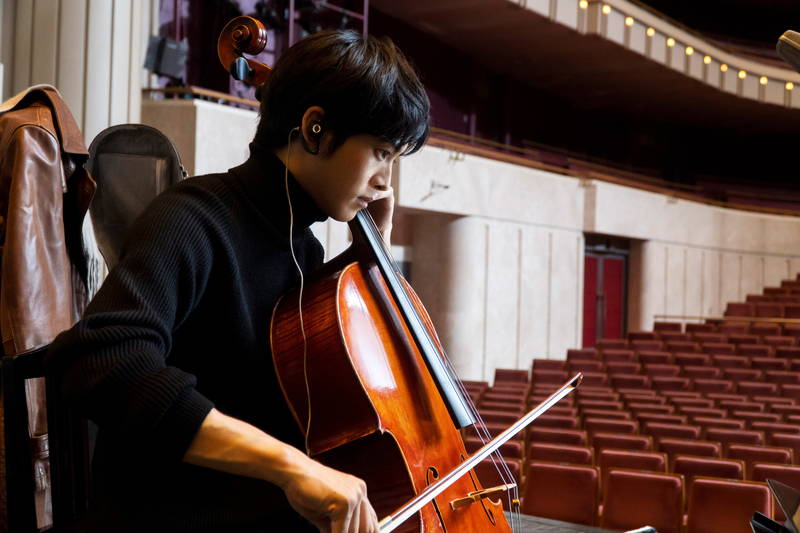 松坂桃李が真剣なまなざしでチェロを演奏　苦悩をのぞかせる表情も　「耳をすませば」場面写真