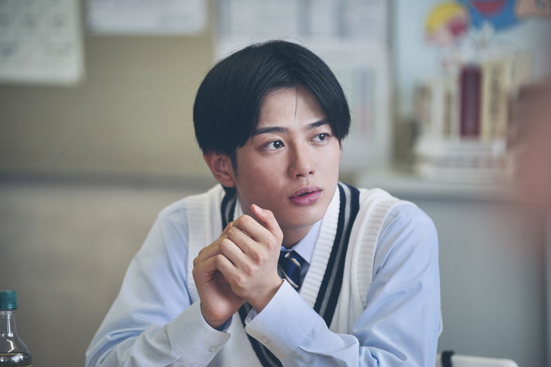 真弓孟之 学級委員としての落ち着いた姿 人を安心させる空気感 映画初出演「恋に至る病」場面写真